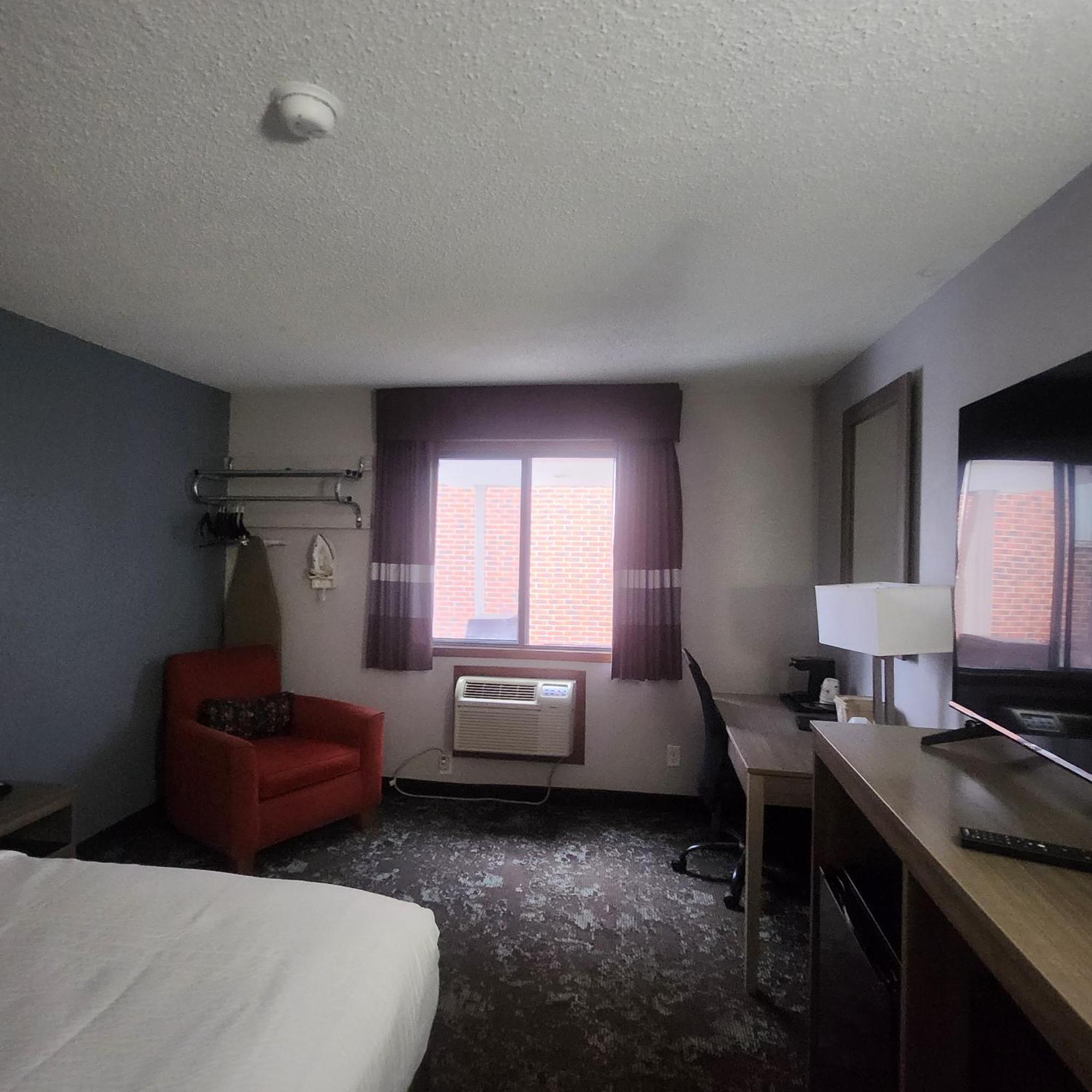 Ramada By Wyndham Cedar Rapids South Hotel Exterior foto