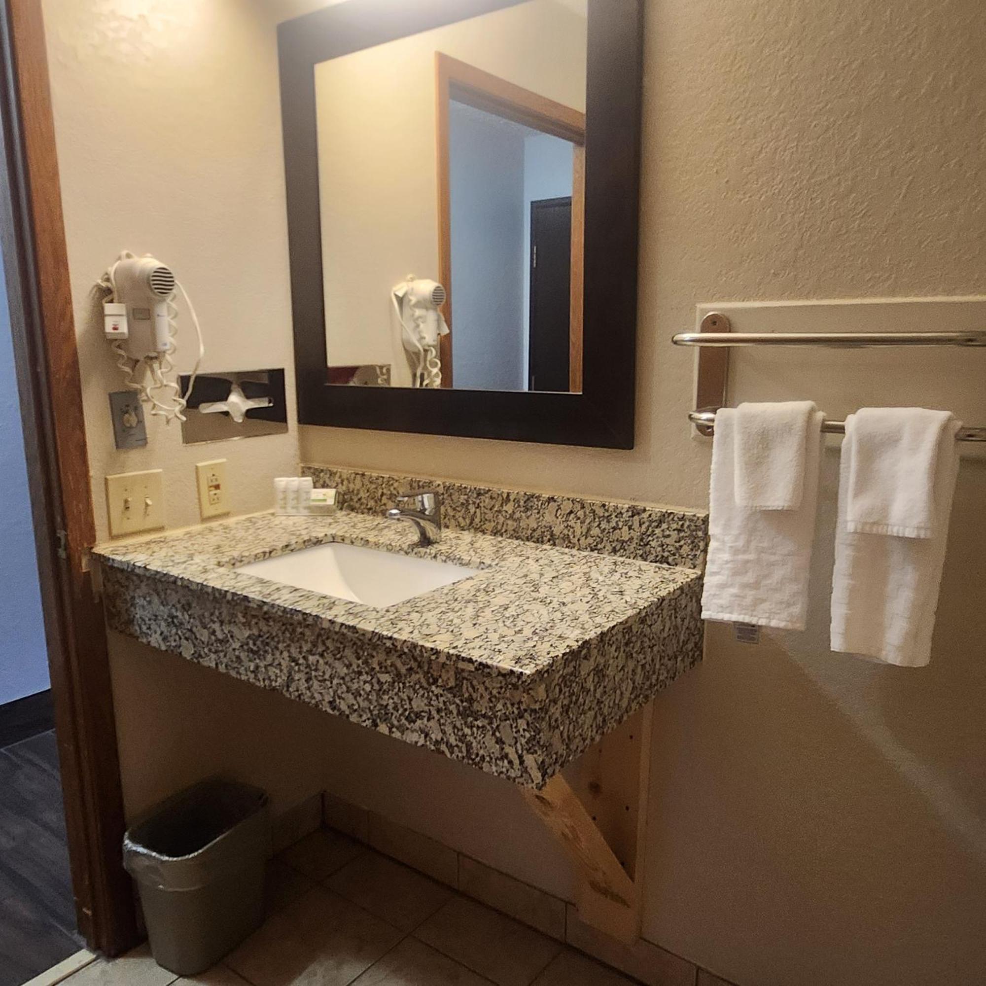 Ramada By Wyndham Cedar Rapids South Hotel Exterior foto