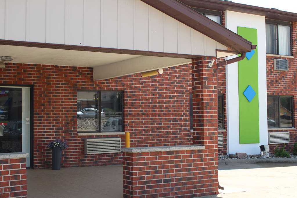Ramada By Wyndham Cedar Rapids South Hotel Exterior foto